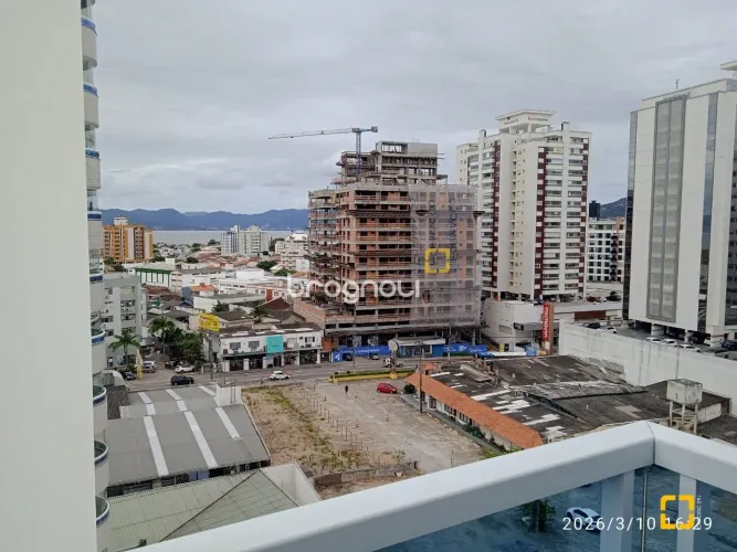 Brognoli Vende Apartamento com 3 quartos sendo 1 Suíte no bairro Estreito em Florianópolis