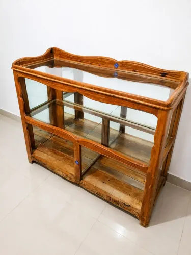 Balcão/Vitrine de Madeira Maciça com Vidro.