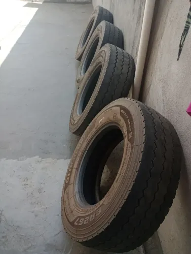 Pneus 235/75R17.5 pra reforma .cada um por 125.00