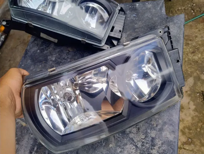 Par de farol Scania 440 original usado