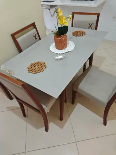 Vendo mesa com 4 cadeiras