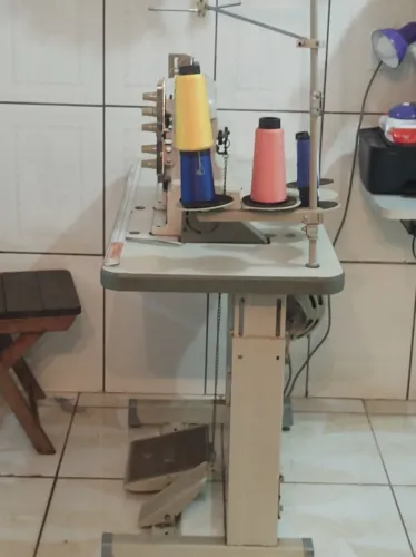 máquina Galoneira e máquina overloque