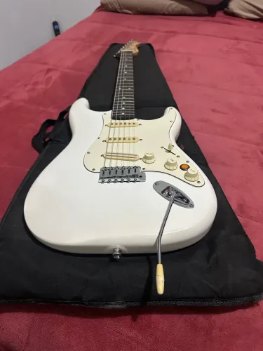 Guitarra Fender Stratocaster - Lindíssima - Avalio troca por violão novo ou seminovo