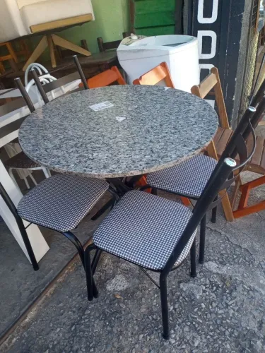 Mesa com 4 cadeiras