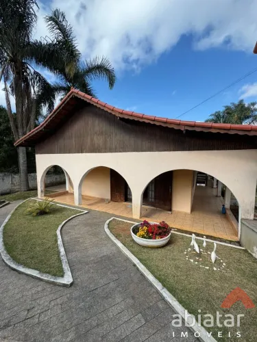 Casa à venda em condomínio fechado em Cotia 4 dormitórios, área gourmet e jardim