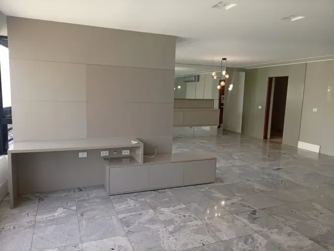 Apt 4/4 com 03 vagas -198m2 na ponta verde a poucos metros da praia.