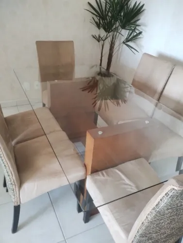 Mesa de jantar 1,80 x 1,00 m com tampo de vidro e 6 cadeiras. Estrutura firme