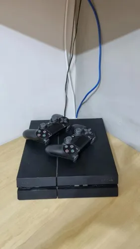 PS4 + 2 Controles + Pacote de Jogos
