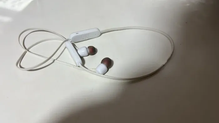 Fone de ouvido Bluetooth JBL Tune 125BT<br>Esta funcionado perfeitamente