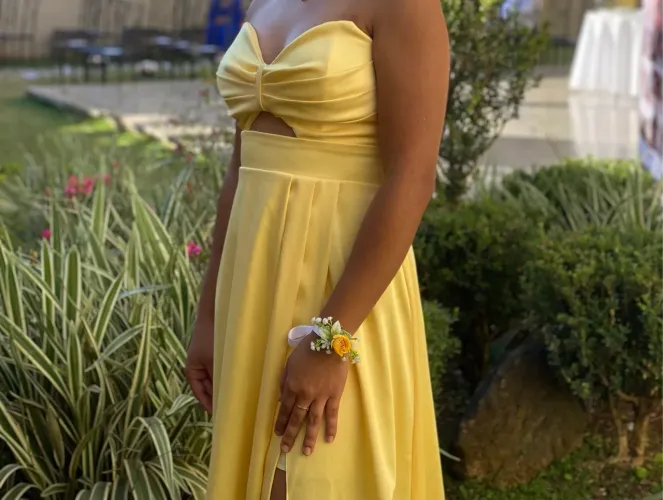 Vestido de festa amarelo manteiga