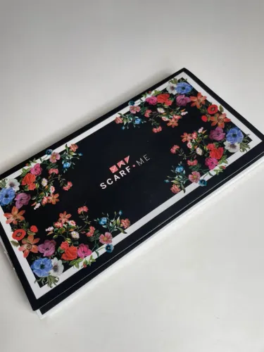 lenço Scarf Me, sem uso e na caixa original