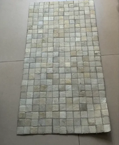 Tapetes em couro bovino legítimo com design em estilo patchwork quadriculado.