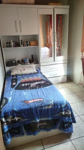 Chácara pronta para morar: casa ampla, varanda, pomar e jardim florido