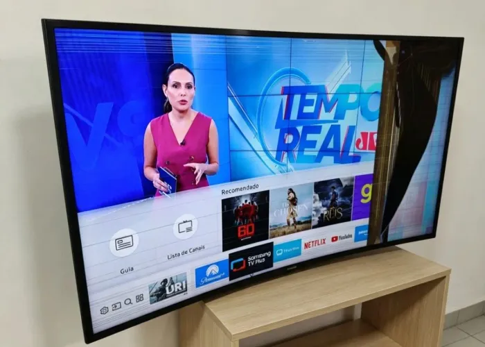 Samsung Smart 49" Tela Curva funcionando tudo, + controle, criança tacou brinquedo na tela