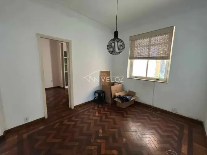 2 Dormitórios (0 Suítes) 0 Vagas 1 Banheiros 50 M²