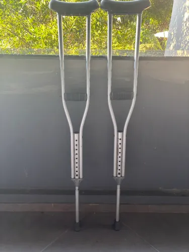 Par muletas em alumínio com regulagem