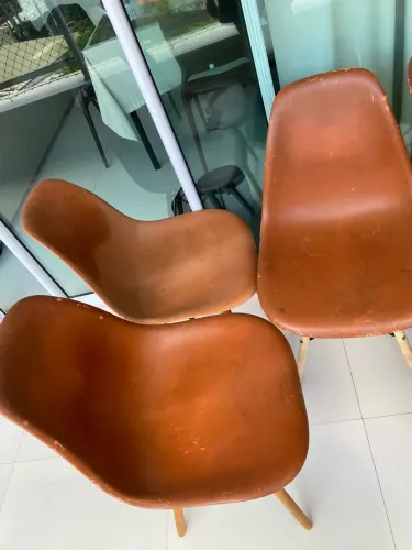Kit 5 Cadeiras Estilo Eames com Pés de Madeira