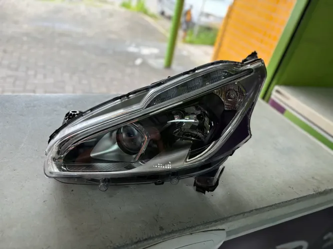 Farol dianteiro Peugeot 208 gt lado esquerdo 