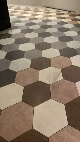 Piso vinílico hexagonal