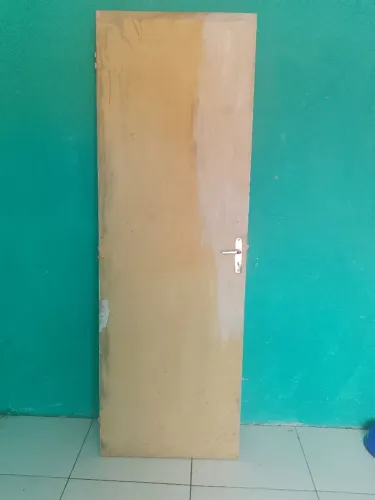 Porta de madeira resistente(R$:270)