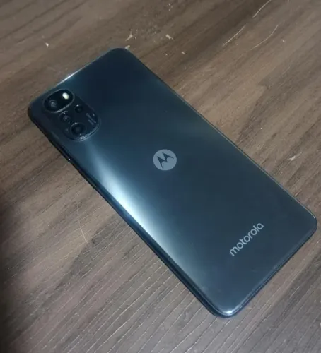 Vendo smartphone Motorola Moto G22 na cor cinza/preto.