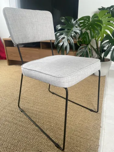 Cadeira estofada cinza linho. Lyam Decor Allana