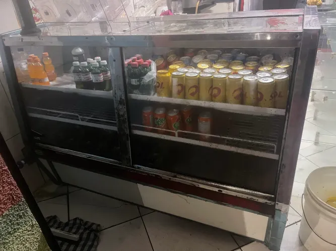 Balcão Expositor Refrigerado de Bebidas - Geladeira Comercial
