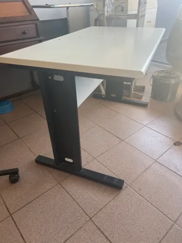 Mesa escritório e duas cadeiras em ótimo estado conservação