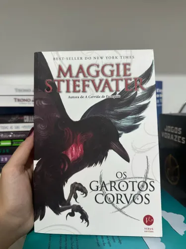 Os Garotos Corvos - Maggie Stiefvater | Editora Verus | Ótimo Estado