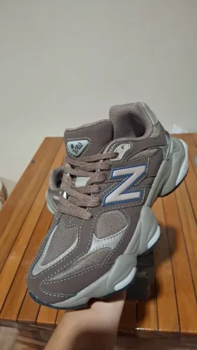 Tênis New Balance 9060. Número 36.