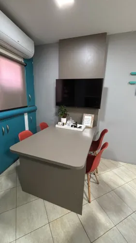 Mesa de reunião + painel e cadeiras para escritório
