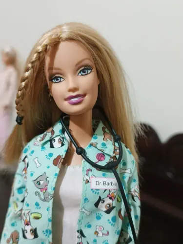 Barbie veterinária 2004