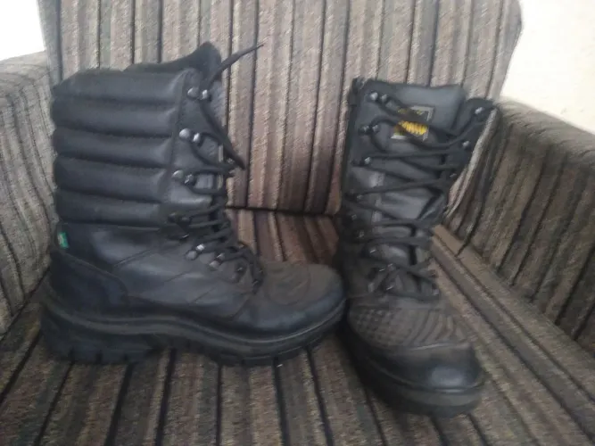 Vendo uma bota para motoboy