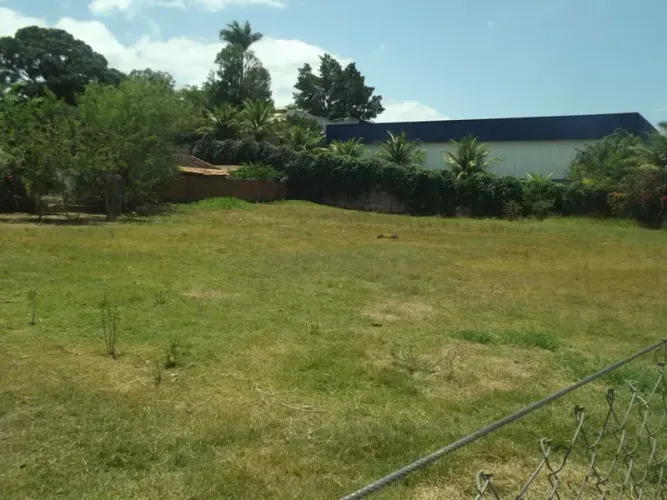 Area  plana com 2450 m2 parte murada, outra parte telada- colada ao Cond, Village do Horto