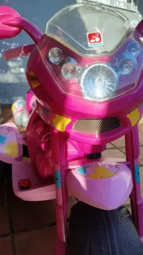 Moto elétrica rosa de menina, seminova, usada 2x.