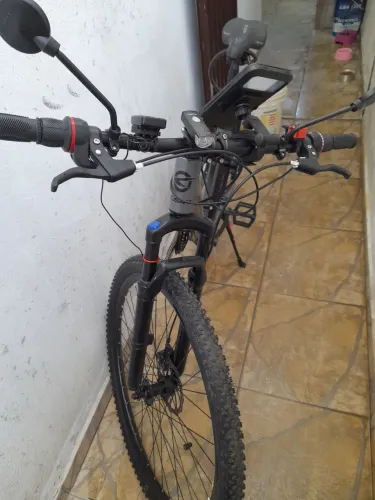 Vende uma bicicleta aro 29 freio a disco nas duas rodas já vem com acessórios tudo novo
