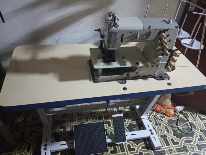 Máquina de cós 4 agulhas elastiqueira