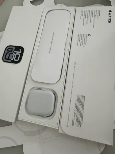 Apple Watch Series 10 de 46mm , completo , sem detalhes de uso.