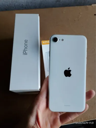 iPhone SE 2020 + powerbank + fone Bluetooth