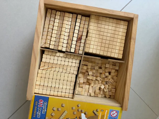 Material dourado 611 peças 