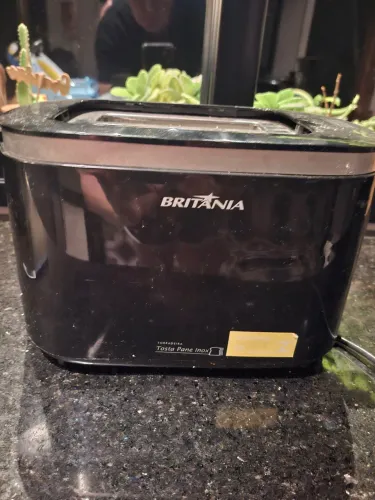Torradeira eletrica britania preta  (tosta panela inox) 110v.