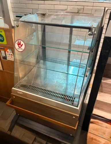 Balcão Refrigerado Clean 70cm 220v ( Bolos e Doces ) - OMEGA