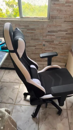 Cadeira GamerPodcaster 4D Reclinável - Preta e Branca