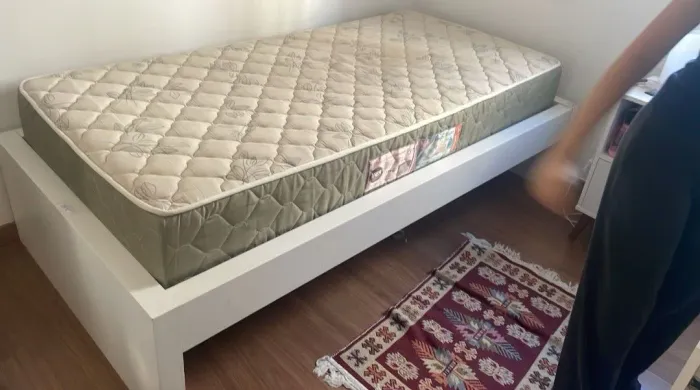 Cama em base madeira !