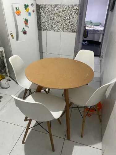 Mesa com cadeiras pé de palito