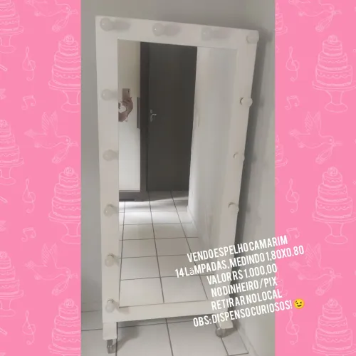 Vendo espelho camarim, contém 14 lâmpadas e rodinha para movimentar.