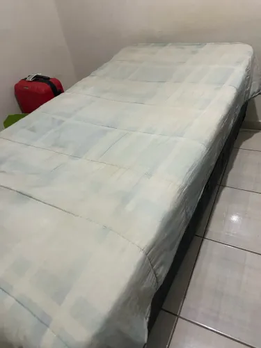 Vende-se Cama e colchão juntos