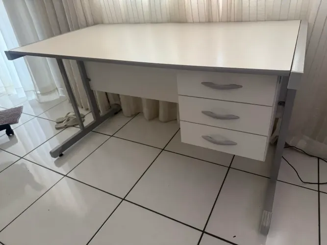 Mesa de escritório 1.37x0.72 MDF