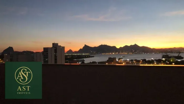 AST IMÓVEIS VENDE cobertura duplex de 4 quartos sendo 2 suítes com vaga de garagem no Cent