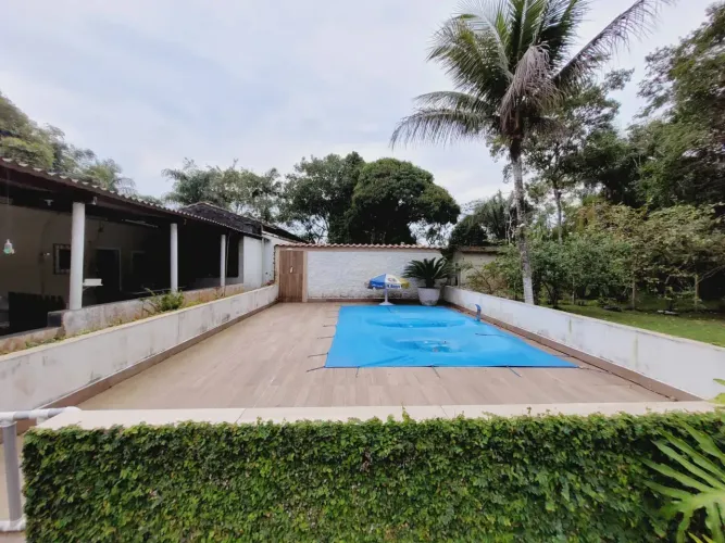 Chácara com piscina, 2 quartos, área gourmet e lago em Peruíbe.
